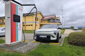 Kabel a jedem! Jak a čím se vybavit, než vyrazíme s elektromobilem do zahraničí
