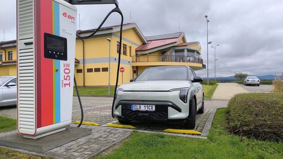 Kabel a jedem! Jak a čím se vybavit, než vyrazíme s elektromobilem do zahraničí