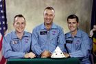 Tříčlenná posádka Apolla 1 se na oficiálních fotkách tvářila optimisticky a odhodlaně. V zákulisí  však vedla boj s liknavým zhotovitelem a spěchající NASA (zleva Edward White, Virgil Grissom a Roger Chaffee).