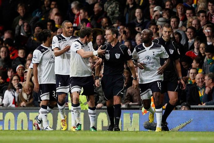 Fotbalisté Tottenhamu spílají sudímu Marku Clattenburkovi