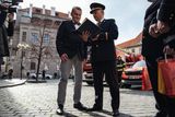 Ředitel pražských hasičů předal primátorovi kopii zakládající listiny sboru.
