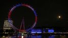 Osvětlení obřího kola London Eye v národních barvách - červené, modré a bílé.