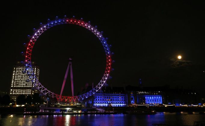 Osvětlení obřího kola London Eye v národních barvách - červené, modré a bílé.