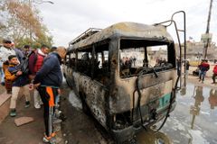 Při útoku v Bagdádu zemřely tři desítky lidí. Bomba vybuchla v autě