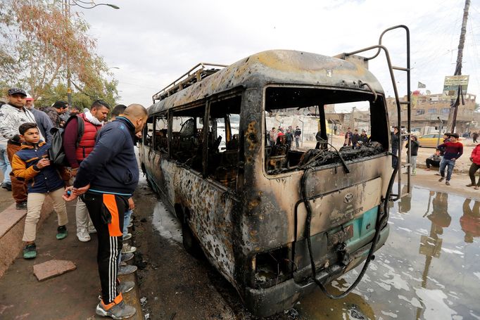 Auto, které vybuchlo v šíitské čtvrti Sadr v Bagdádu.