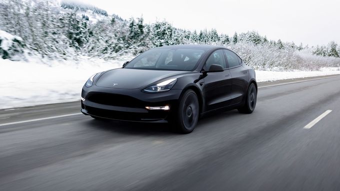 Jedním ze zasažených automobilů je i Tesla Model 3.