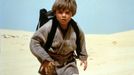 Jake Lloyd jako Anakin Skywalker.