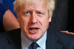 "Dal mi ruku na stehno a stiskl". Britský premiér Johnson čelí obvinění z obtěžování