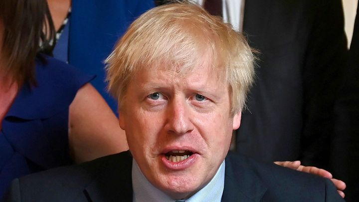 "Dal mi ruku na stehno a stiskl". Britský premiér Johnson čelí obvinění z obtěžování