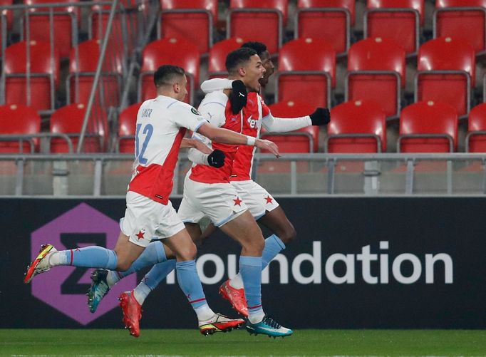 Peter Olayinka slaví gól v zápase EL Slavia - Feyenoord