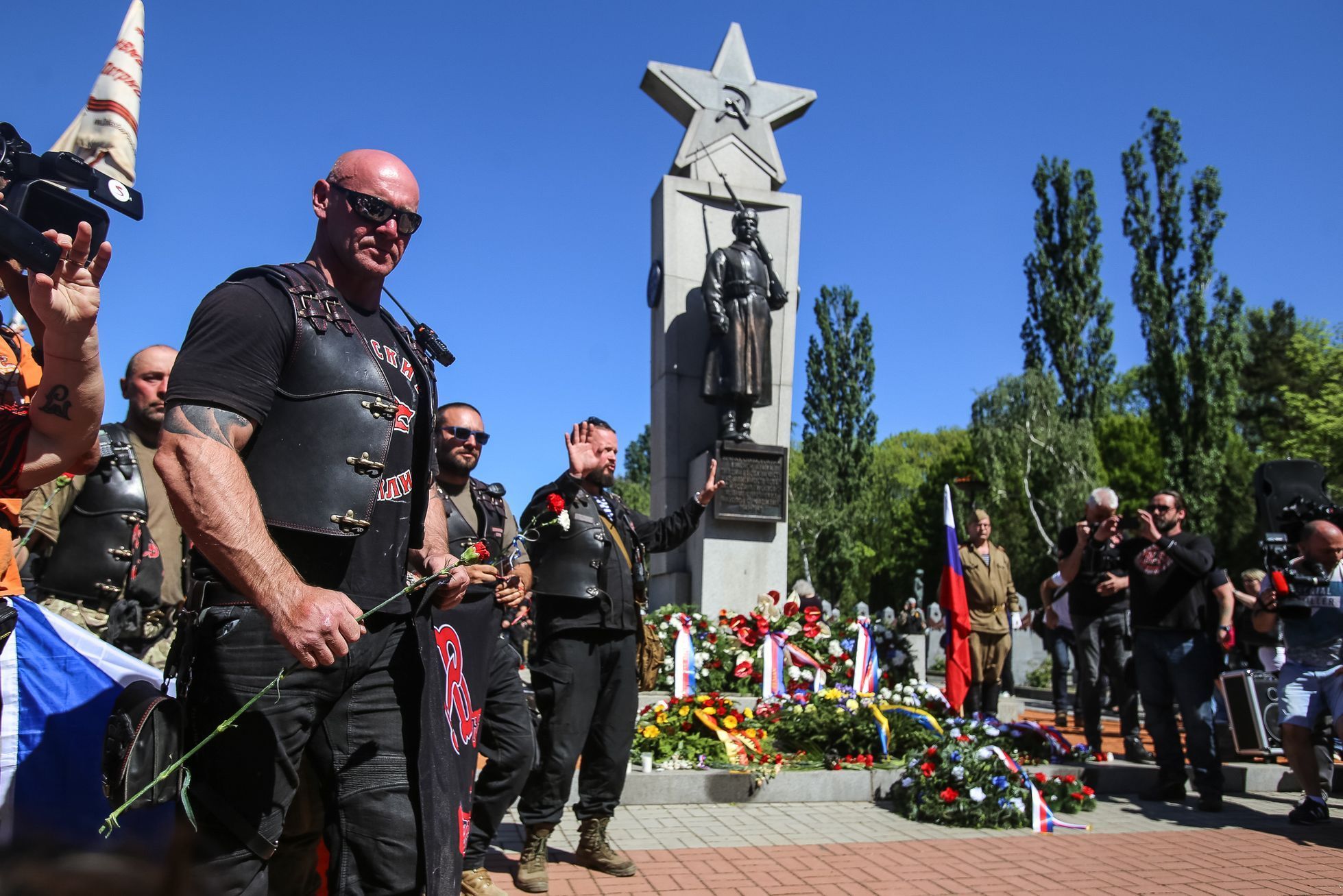 Noční vlci přijeli do Prahy na Olšanské hřbitovy - zde čekali příznivci i odpůrci