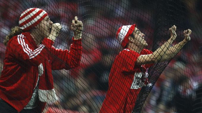OBRAZEM Mourinho šílel vzteky, fanoušci Bayernu radostí trhali sítě