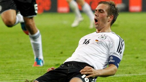 Philipp Lahm se raduje po vstřeleném gólu během utkání Německo - Řecko ve čtvrtfinále Eura 2012.