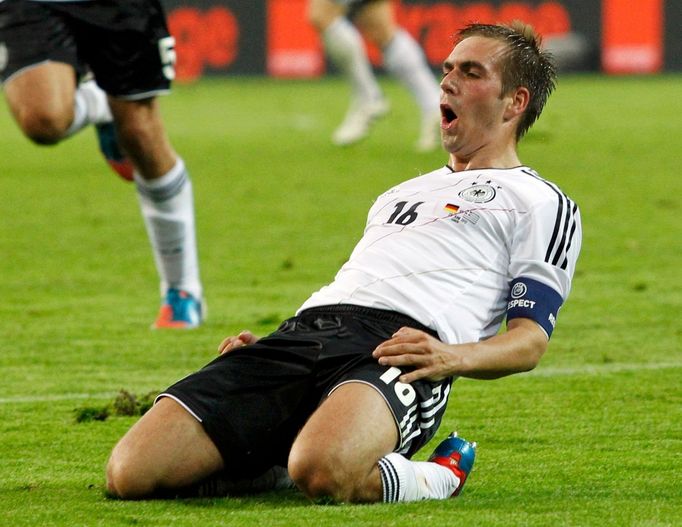 Philipp Lahm se raduje po vstřeleném gólu během utkání Německo - Řecko ve čtvrtfinále Eura 2012.