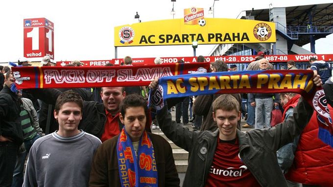 Sparťanští příznivci očekávali od svého týmu po sérii porážek a neúspěšných remíz výhru v derby na domácím hřišti.