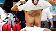 Roger Federer naopak působil unaveněji.