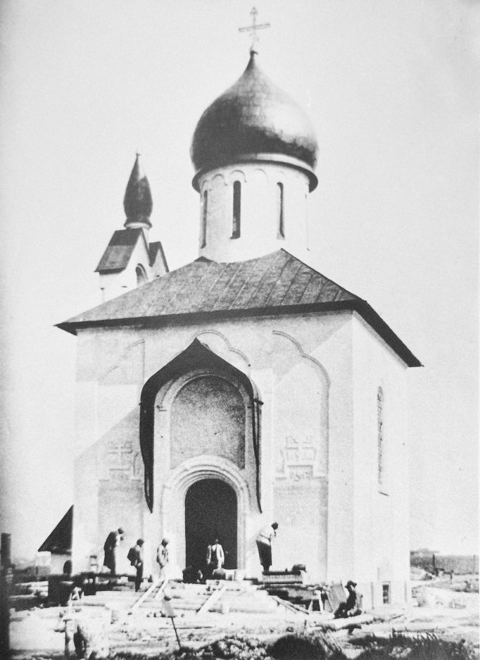 Stavba Chrámu Zesnutí přesvaté Bohorodice na Olšanských hřbitovech. Záběr byl pořízený cca v roce 1925.