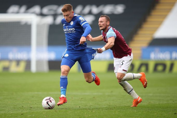 Vladimír Coufal a Harvey Barnes v zápase West Hamu proti Leicesteru.