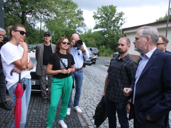 Premiéra Petra Fialu čekaly ve Veselí nad Moravou hned po vystoupení z auta dvě kritičky, které na něj nedříve pískaly. Následně se dal s nimi do debaty.