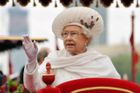 Nepodepisujte náhubkovou chartu, žádají média královnu