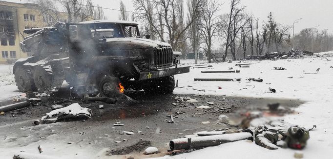 Zničené vozidlo ruské armády s raketometem v Charkově na Ukrajině. 25. 2. 2022