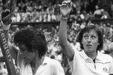 Momentka po čtvrtfinále Wimbledonu z roku 1980. Navrátilová zdolala slavnou Billie Jean Kingovou. V tom roce na titul nedosáhla, už ale měla v kapse dva tituly z konce 70. let. Neuvěřitelná dominance ale měla teprve přijít.