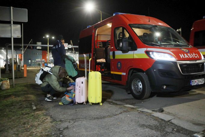 Hraniční přechod Vyšné Nemecké - Užhorod. Z Ukrajiny přicházení ženy s dětmi, na opačnou stranu míří muži.