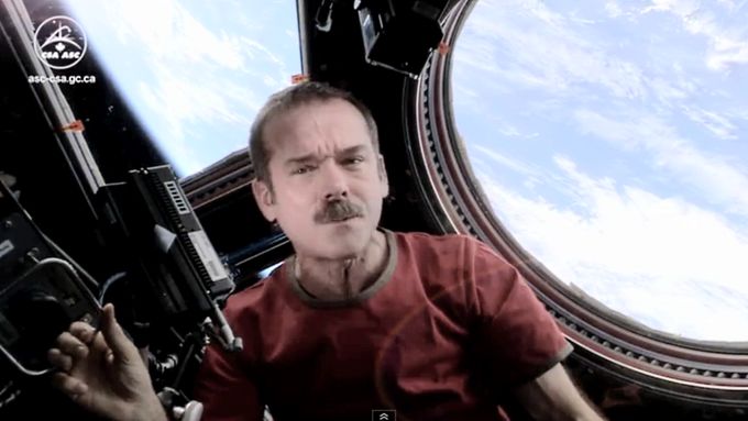 Astronaut Chris Hadfield v hudebním klipu Space Oddity. Nahráno, nazpíváno a natočeno ve vesmíru.