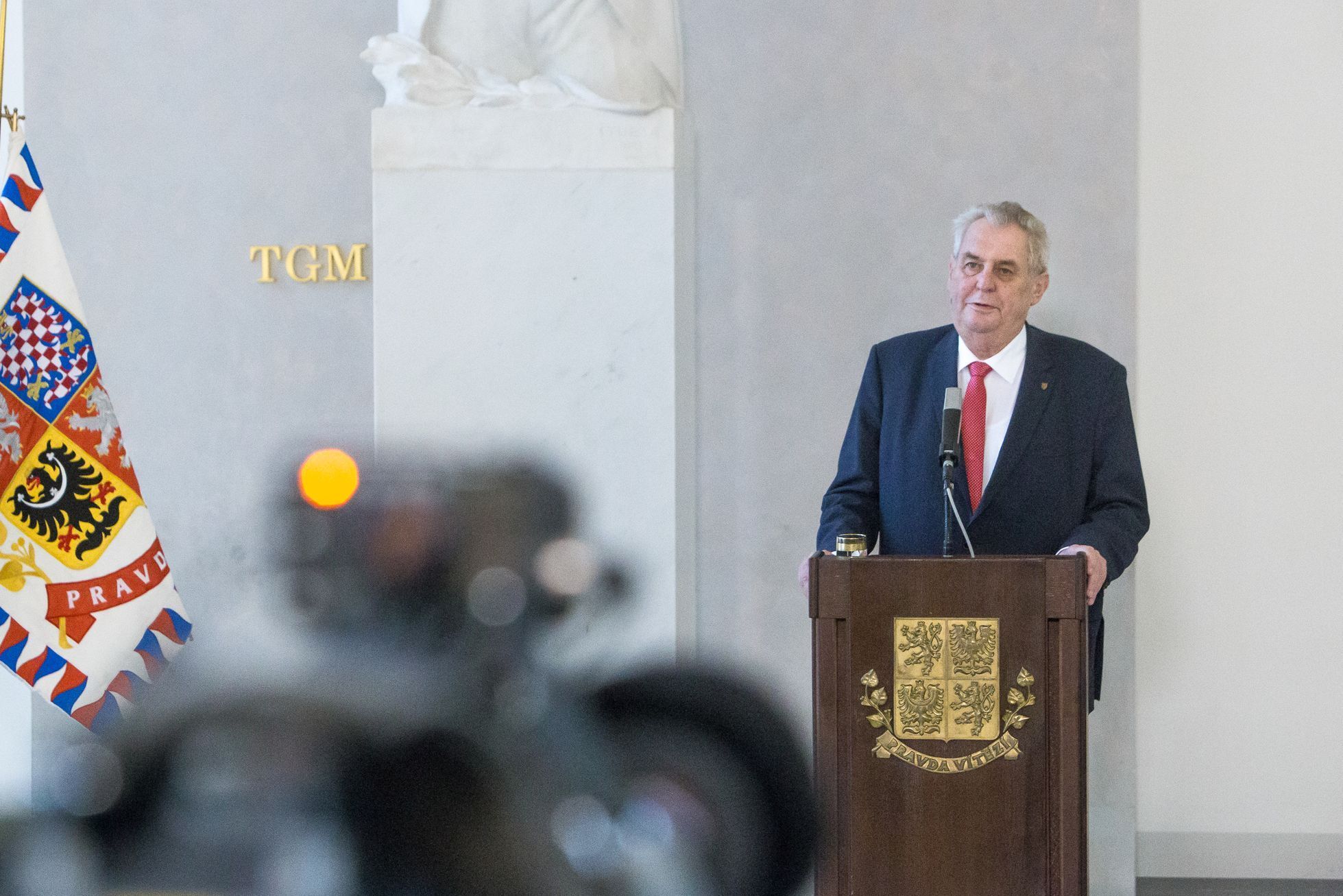 Miloš Zeman oznámil kandidaturu na prezidenta - jeho TK, aktivisté před Hradem