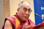 POdle dalajlamy demokracie musí vždy vzejít z podnětu lidí a nelze ji nutit zvenčí. Západ ale může pomoci demokratické hodnoty prosazovat. Mluvil také o nutnosti volného přístupu k informacím, vzdělání a svobodě slova.