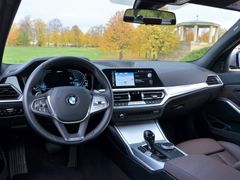 Současná řada 3 vyniká interiérem: kvalitou, materiály i ergonomií. Plug-in hybrid jen zmenšil kufr.