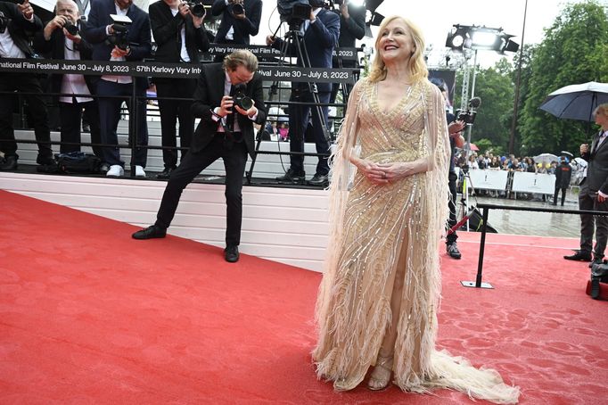 Herečka Patricia Clarkson na červeném koberci.