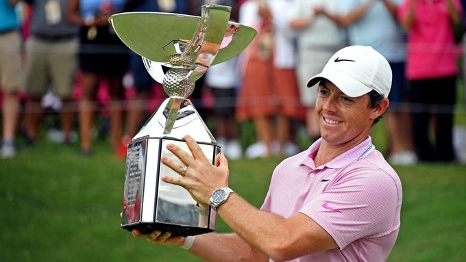 Rory McIlroy pózuje s trofejí pro vítěze FedEx Cupu
