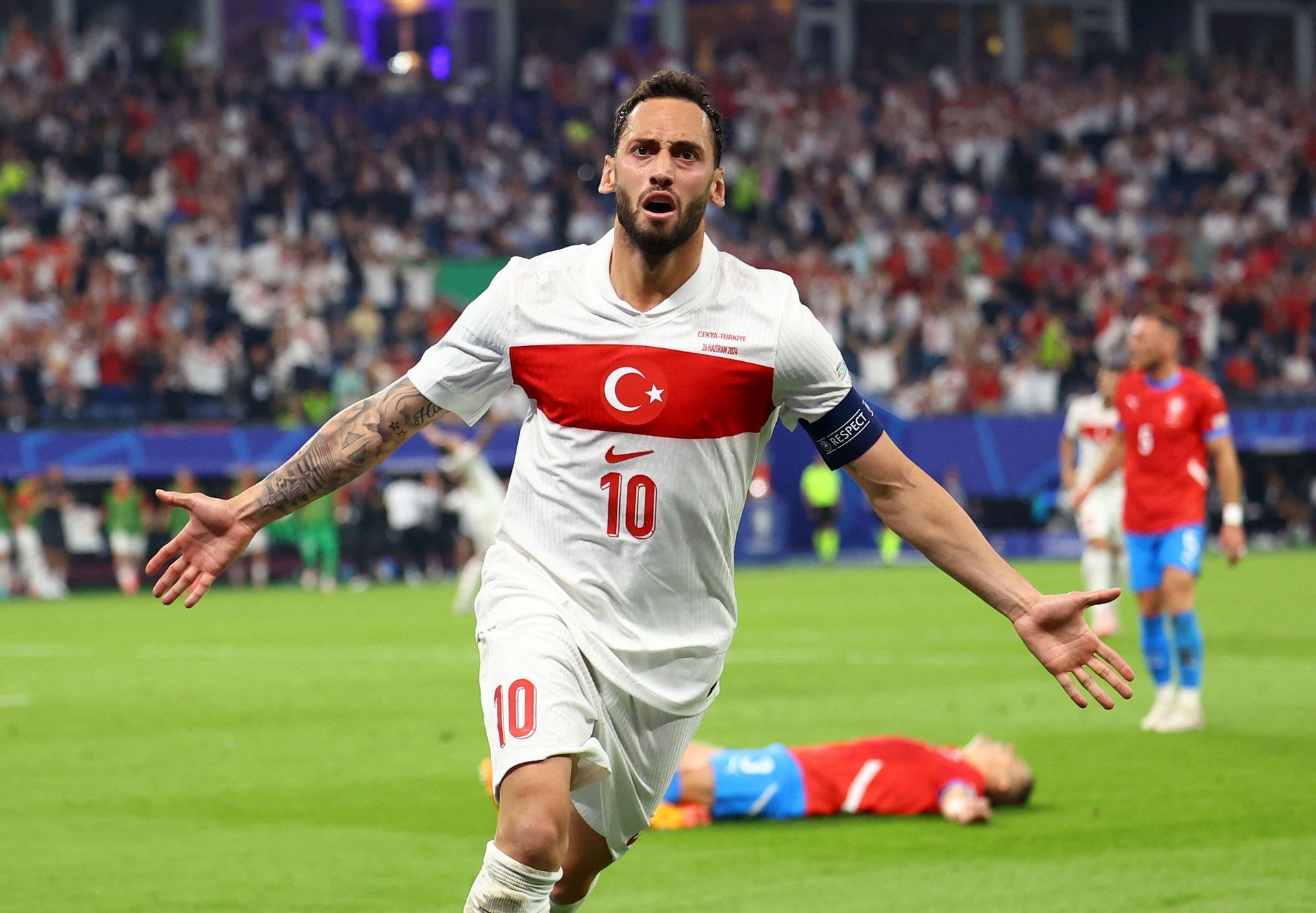 Hakan Calhanoglu slaví gól v zápase Eura 2024 Česko - Turecko