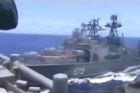 Ruská válečná loď se málem srazila s americkou. Chybělo 15 metrů, tvrdí USA