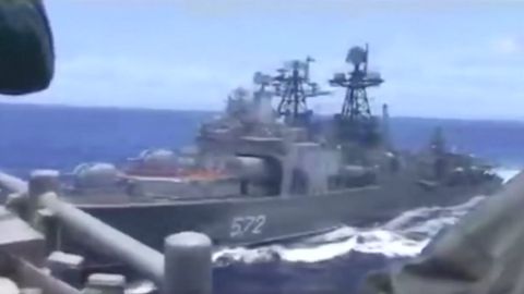 Ruská válečná loď se málem srazila s americkou. Chybělo 15 metrů, tvrdí USA