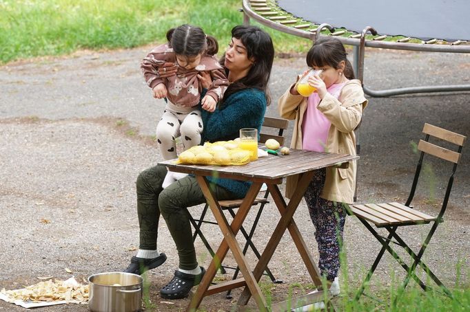 Uprostřed je Mariam Khundadze jako Mariam.