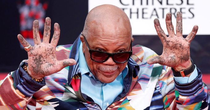 Hudebník Quincy Jones v roce 2018, kdy otiskl své ruce na chodník před hollywoodským kinem TCL Chinese Theatre.