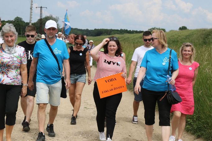 Protestní pochod lidí proti těžbě štěrkopísku a na ochranu pitné vody na Hodonínsku.