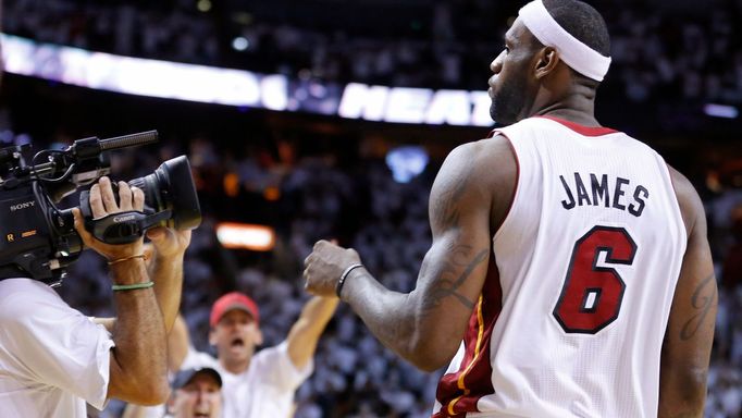 Lebron James slaví svůj vítezný koš v play off 2013