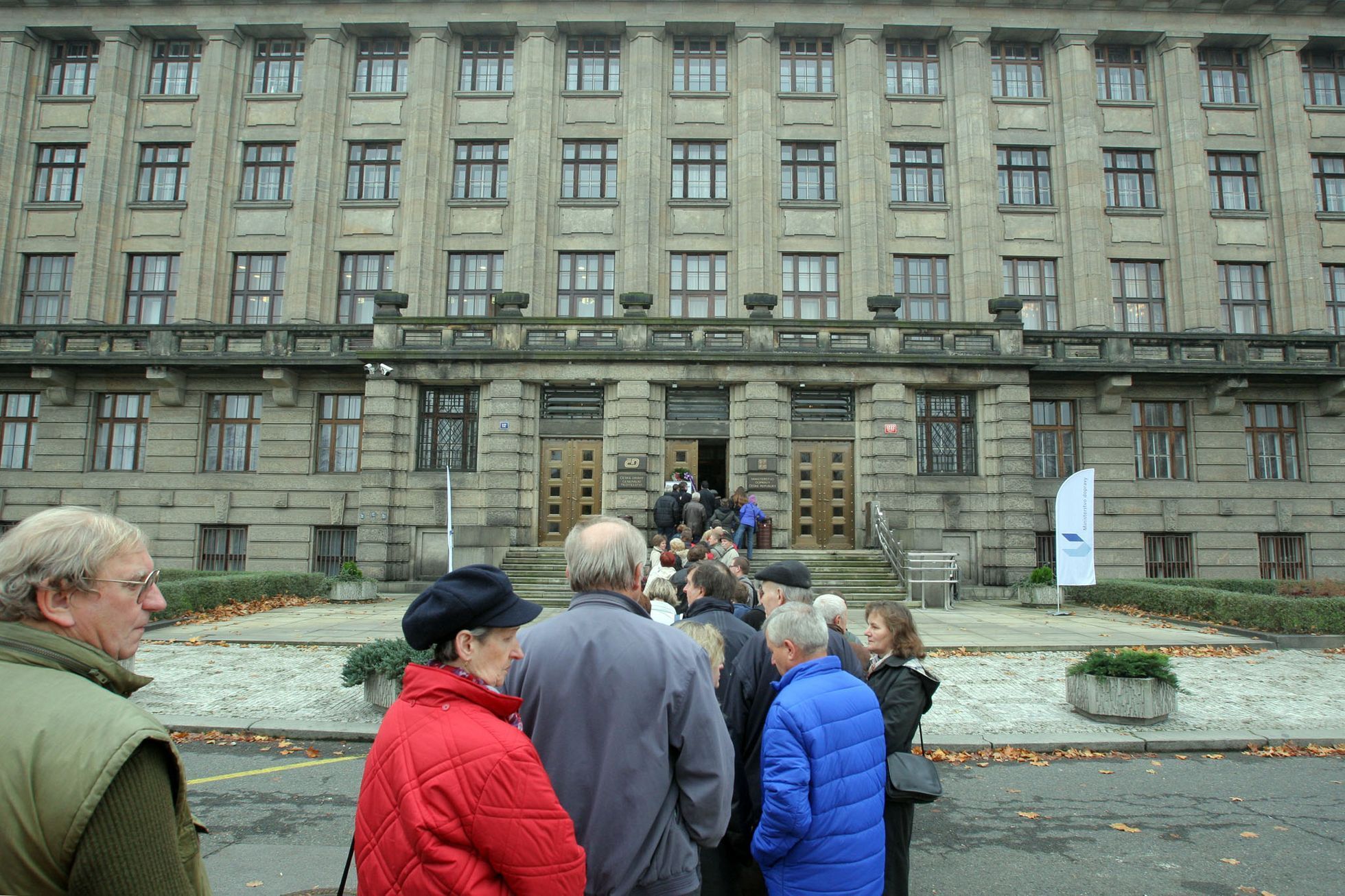 ÚV KSČ (ministerstvo dopravy) se 17. listopadu  otevřelo veřejnosti