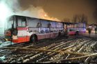 V Praze hořel autobus MHD. Škoda je půl milionu