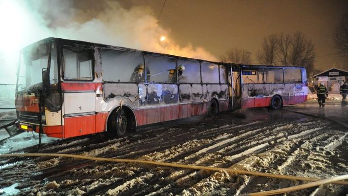 Hořící autobus na vozovně Kobylisy