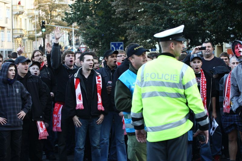 Pochod fanoušků Slavie proti Strakovi