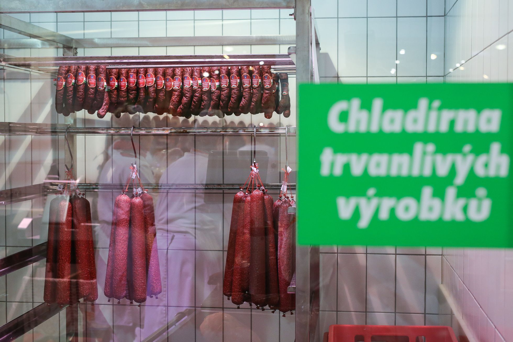Hyperkmarket Globus - příprava masa, řeznictví, řezník Pavel Holeček