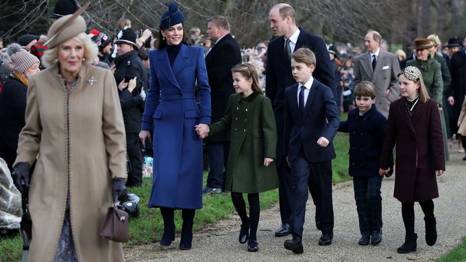 Princezna Kate se svou rodinou loni 25. prosince ve venkovském sídle Sandringham v době vánočních oslav. V popředí je královna Camilla.