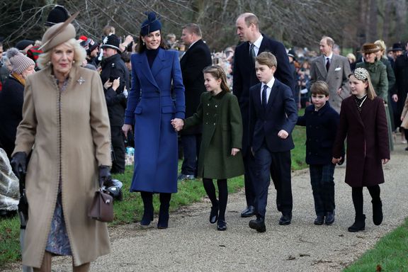 Kate se svou rodinou loni v prosinci ve venkovském sídle Sandringham. V popředí je královna Camilla. Kate se od té doby na veřejnosti oficiálně neukázala.