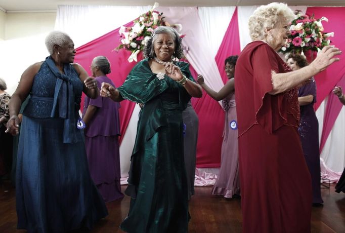 Contestants dance on stage during a beauty contest for elderly women in honour of Mother's Day, in Sao Paulo May 10, 2012. The event was held to promote greater self-esteem among senior citizens, according to organizer Nilton Guedes. REUTERS/Nacho Doce (BRAZIL - Tags: SOCIETY) Published: Kvě. 11, 2012, 3:19 dop.