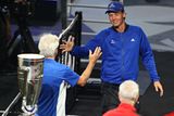 Tomáš Berdych si plácl se svým kapitánem. Českou hvězdu mimochodem fanoušci v aréně přivítali bouřlivým aplausem. Podobný ohlas vyvolali už jen Federer s Nadalem.