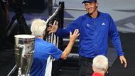 Tomáš Berdych si plácl se svým kapitánem. Českou hvězdu mimochodem fanoušci v aréně přivítali bouřlivým aplausem. Podobný ohlas vyvolali už jen Federer s Nadalem.